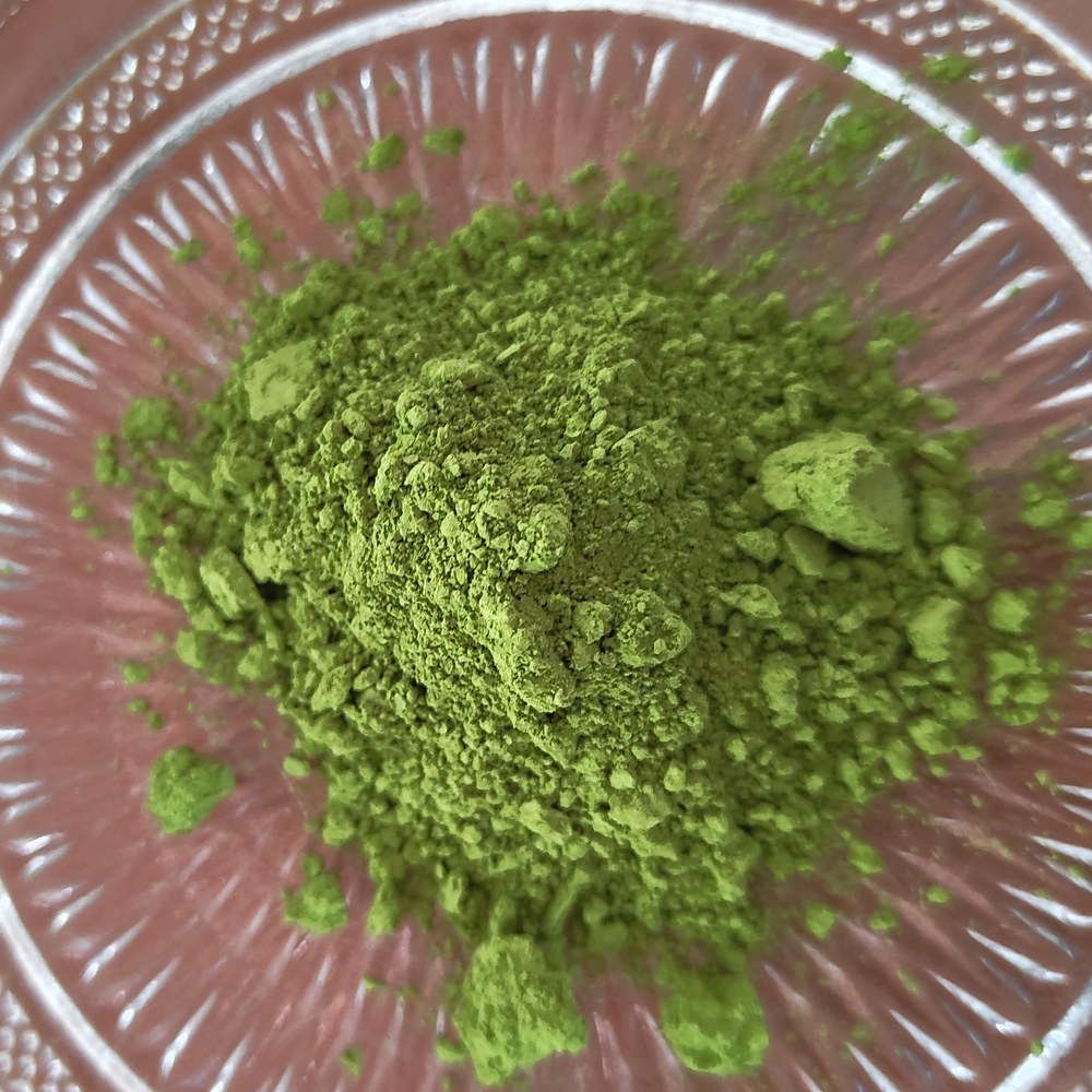 Matcha-Pulver in einer Schale, sattes Grün